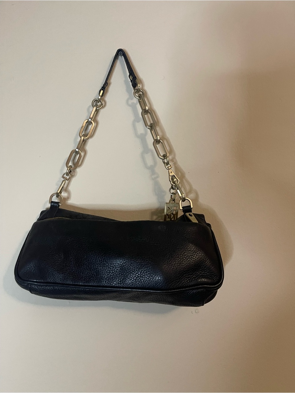 DKNY Black Leather Shoulder Bag with Gold Chain Strap - Picture 4 of 7